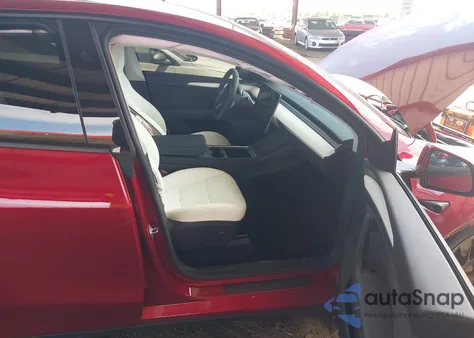 2024 Tesla Model Y Long Range Dual Motor All-Wheel Drive z USA, uszkodzony, nr VIN 7SAYGAEE7RF149712